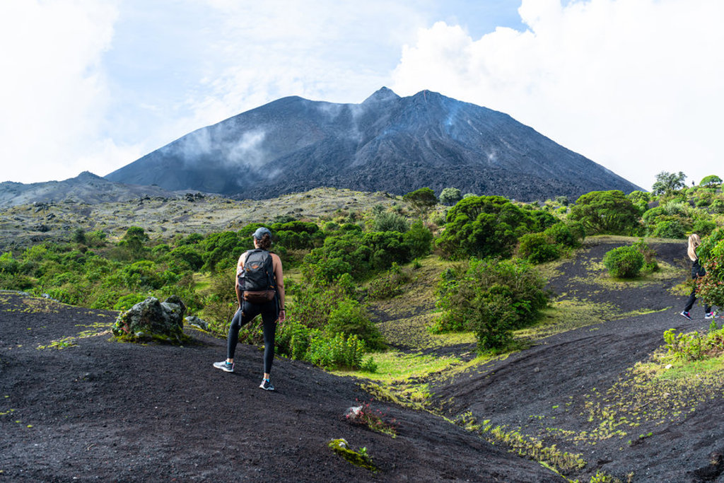 Wandelaars op vulkaanpad in Guatemala tijdens groepsrondreis naar Copán.