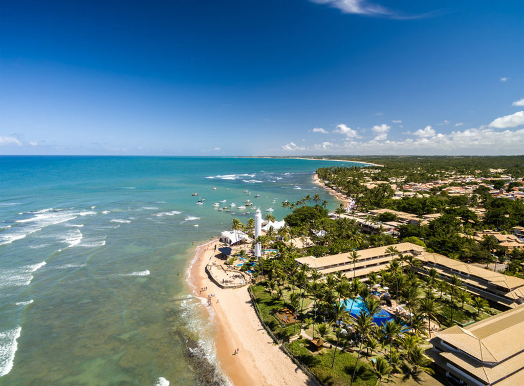 een tropisch strand met palmbomen en resorts aan de Braziliaanse kust tijdens een 22-35ers reis.