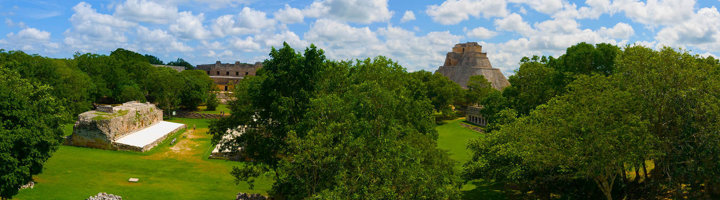 Piramide van de Maya-ruïnes in Uxmal, Mexico, omringd door groen.