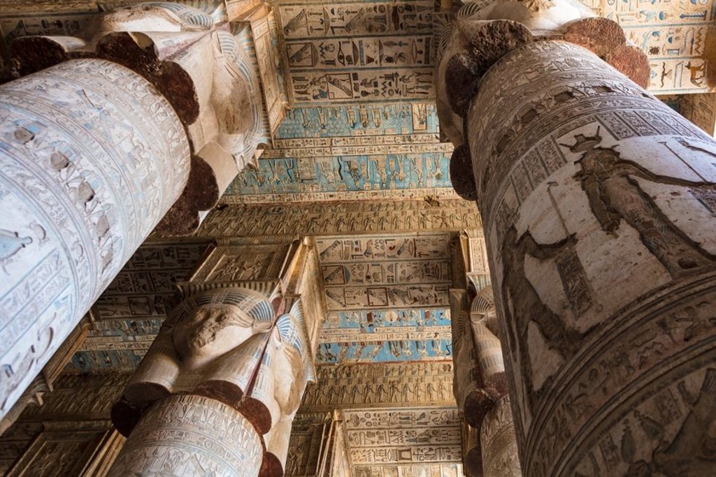 Muurschildering met hiërogliefen op een tempelmuur tijdens een groepsrondreis Egypte.