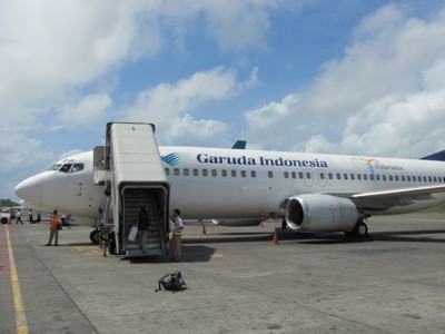 Garuda Indonesia-vliegtuig op het platform met trap, tijdens Route Sulawesi.