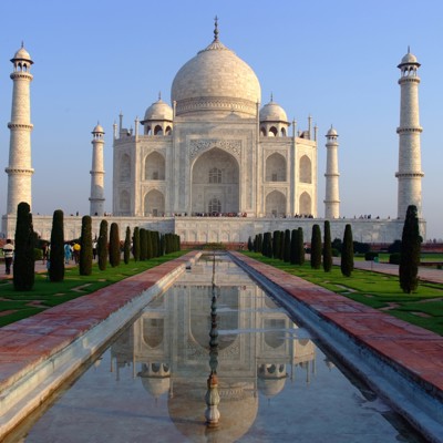 Taj Mahal in Agra met weerspiegeling in de vijver, hoogtepunt van een groepsrondreis door Noord-India.