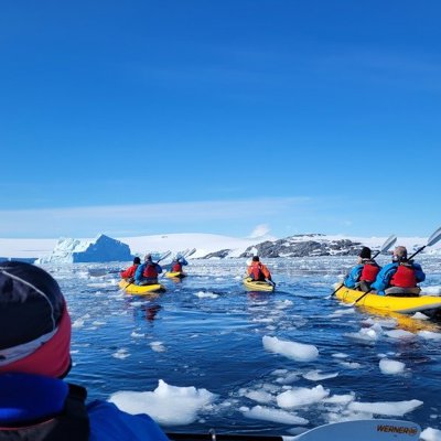 Peddelen tijdens een excursie op rustig water in de natuur.