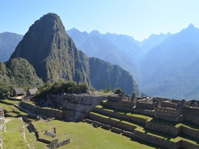 Machu Picchu in Peru met terrassen en ruïnes, met de Huayna Picchu-berg op de achtergrond.