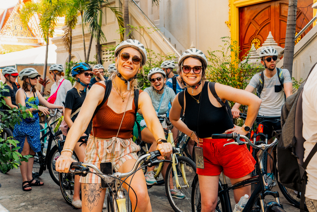 Jonge reizigers tijdens een fietstour door Thailand, onderdeel van een 22-35ers groepsrondreis.
