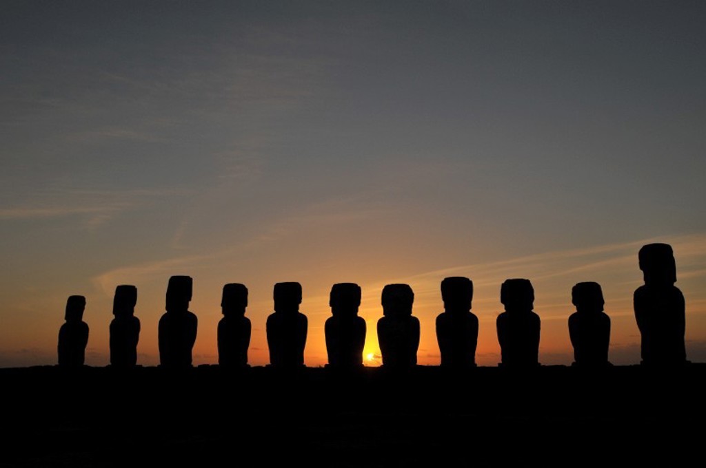 Silhouetten van Moai-beelden op Paaseiland bij zonsondergang tijdens groepsrondreis Patagonië en Paaseiland.