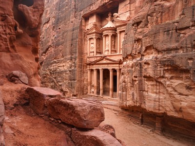 De Schatkamer (Al-Khazneh) in Petra, uitgehouwen in de rode rotswand in Jordanië.