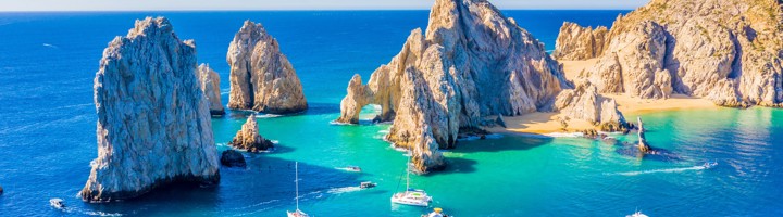 Rotsformaties El Arco bij Cabo San Lucas in Baja California, met turquoise zee en boten.