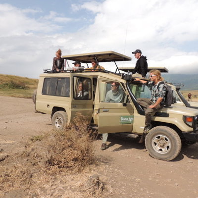 Safari-jeep met reizigers tijdens groepsrondreis Kenia en Tanzania Totaal.