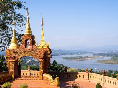 Gouden tempelornament met uitzicht over de Mekongrivier bij Chiang Saen, Route Thailand.