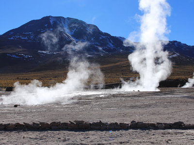 Stoompluimen van geisers in de Andes tijdens de route Bolivia en Chili.