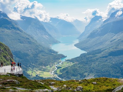 Uitzicht vanaf uitkijkplatform over het Geirangerfjord en de omliggende bergen in Noorwegen.