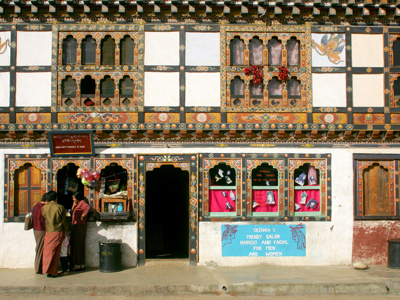 Kleurrijke gevel met winkels en kapsalon in Bhutan tijdens de route Sikkim en Bhutan.