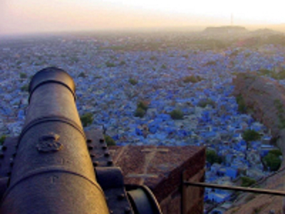 Uitzicht vanaf Mehrangarh Fort over de blauwe stad Jodhpur bij zonsondergang, Rajasthan.