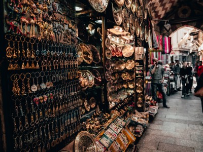 Souvenirstalletjes met sieraden en metalen schalen in een levendige bazaar in Egypte.