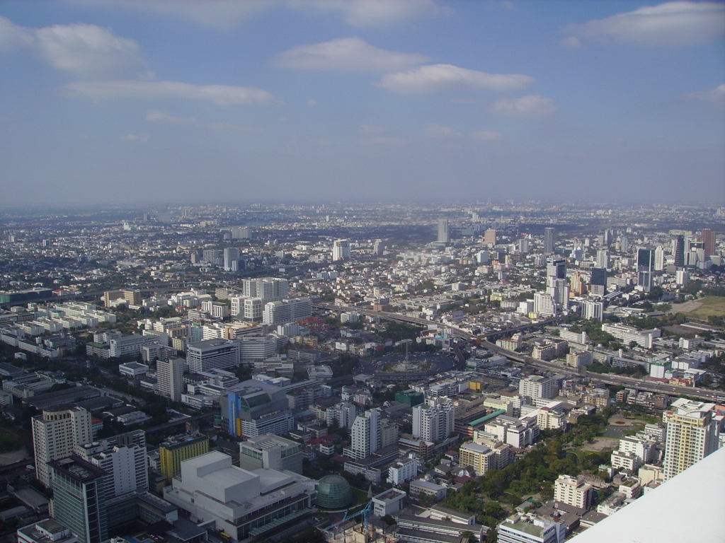 Panoramisch uitzicht over de skyline van Bangkok, Thailand, tijdens een groepsrondreis.