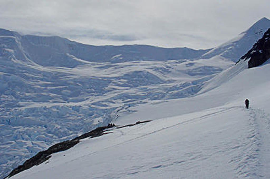 Wandelen door besneeuwd berglandschap in Antarctica, tijdens de expeditie Crossing the Circle voorbij de Zuidpoolcirkel.