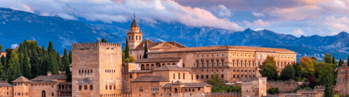 Panoramisch uitzicht op het Alhambra in Granada met de Sierra Nevada op de achtergrond.