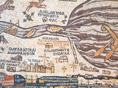 Detail van de Madaba-mozaïekkaart in Jordanië met oude Griekse plaatsnamen, boten en golvende rivier.