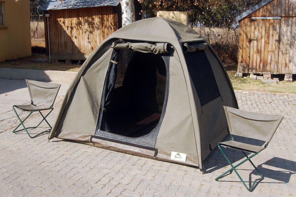 Kampeertent met stoelen op een camping tijdens groepsrondreis Zuidelijk Afrika van Kaapstad naar Victoria Falls.