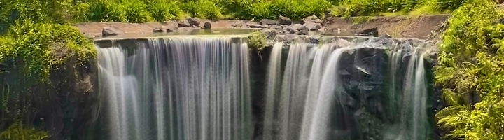 Madakaripura Waterfall in Indonesië, brede waterval omringd door groen.