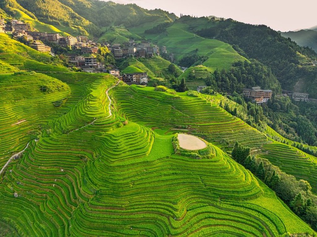 Groepsrondreis China: indrukwekkend berglandschap met mist en steile rotsformaties.