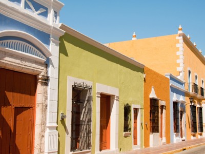 Kleurrijke gevels van huizen in Mérida, Yucatán, tijdens de route familiereis Mexico.