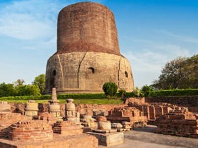 Dhamek Stupa in Sarnath bij Varanasi, belangrijke boeddhistische plek op de route Noord-India en Nepal.