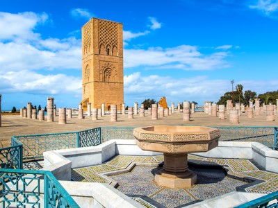 Hassan-toren in Rabat met mozaïekfontein en zuilenveld, Route Marokko.