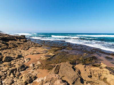 Rotsachtige kustlijn met branding langs de Garden Route in Zuid-Afrika.