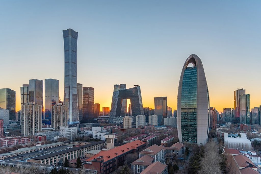 Skyline van Shanghai met de Shanghai Tower en Jin Mao Tower tijdens mistig weer.