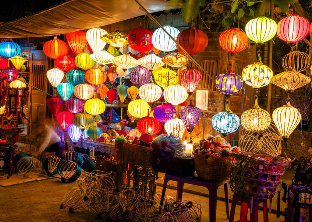 Kleurrijke lampionnen op een avondmarkt in Vietnam tijdens een familiereis.