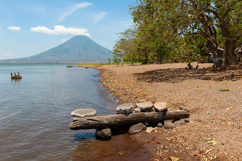 Uitzicht op het Meer van Nicaragua met de vulkaan Concepción vanaf het strand op Ometepe tijdens de Trans-Midden-Amerika rondreis.