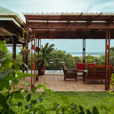 Terras van lodge met zitje en uitzicht over groen landschap in Zuid-Afrika tijdens premium groepsrondreis.