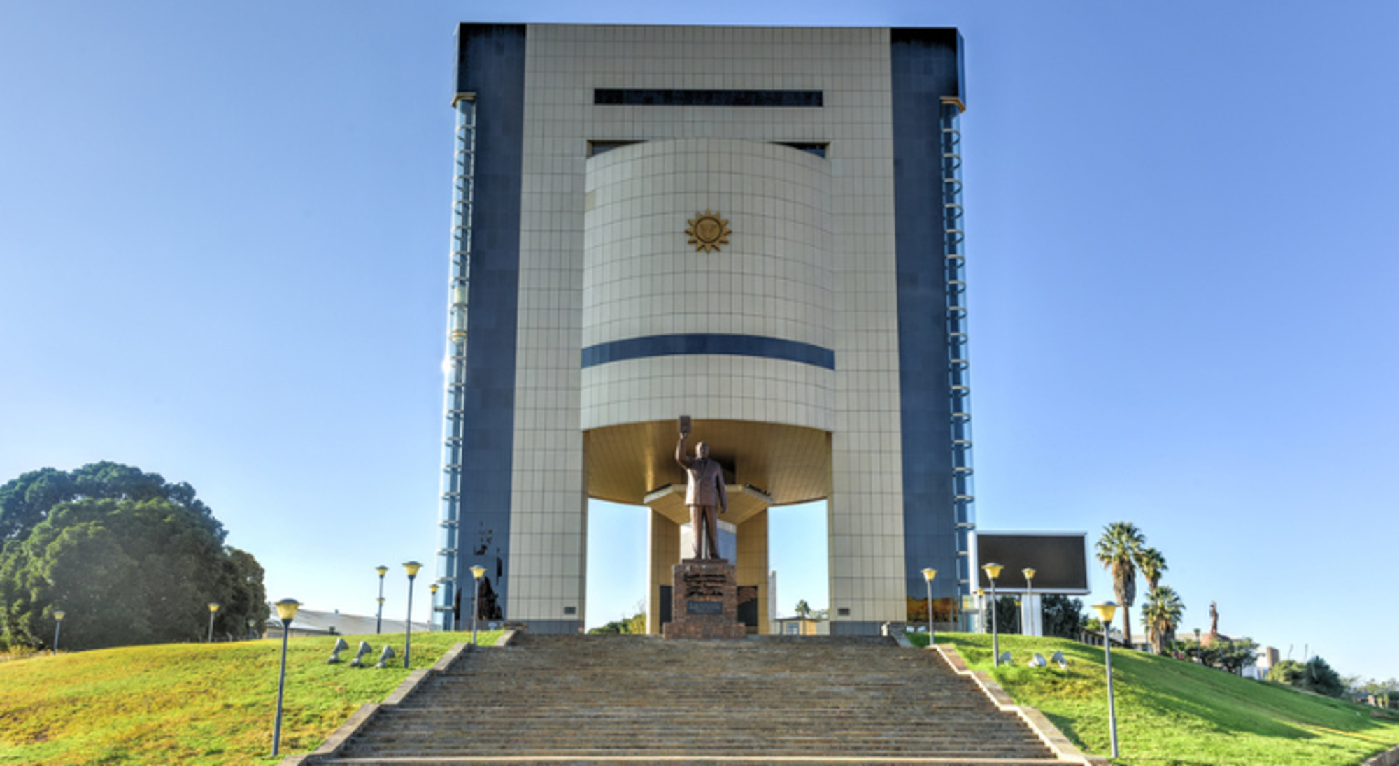Independence Memorial Museum in Windhoek, Namibië, met standbeeld en trappen voor de ingang.