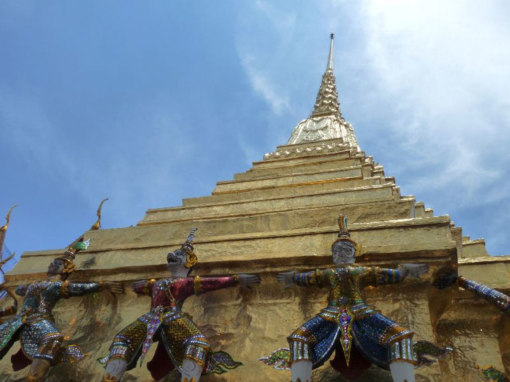 Gouden tempelstoepa met kleurrijke wachters, highlight tijdens familiereis Thailand Noord en Zuid.