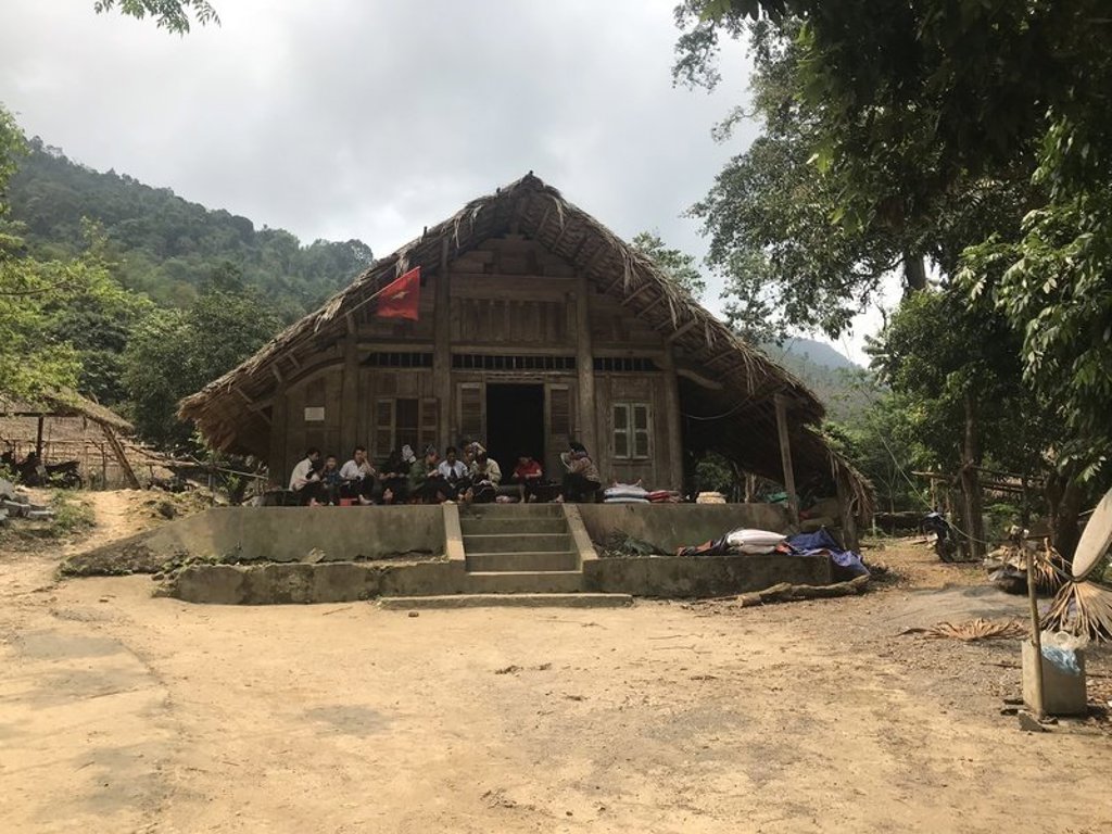 Boottocht tussen kalkstenen rotsen in Halong Bay tijdens een 22-35ers groepsreis Vietnam.