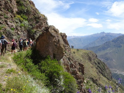 Wandelgroep op bergpad met uitzicht over de Andes in Peru, route Peru.
