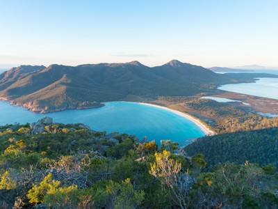 Uitzicht over Wineglass Bay in Freycinet National Park, Tasmanië, met turquoise zee en berglandschap.