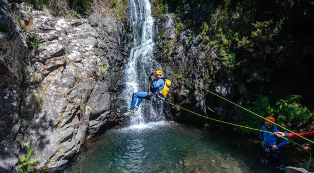 Canyoning bij een waterval op Madeira tijdens de 22-35ers reis Madeira & Portugal.