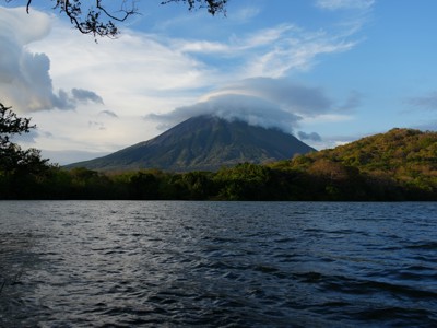 Vulkaan aan een meer tijdens de route Costa Rica en Nicaragua, met wolken rond de top.