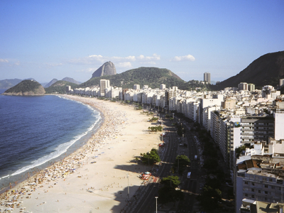 Uitzicht op Copacabana in Rio de Janeiro met strand, boulevard en Sugarloaf Mountain op de achtergrond.