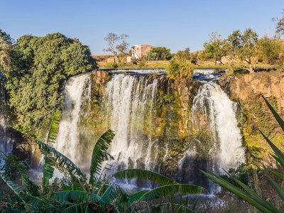 Waterval in groen landschap op Madagascar tijdens een 25-daagse rondreis.