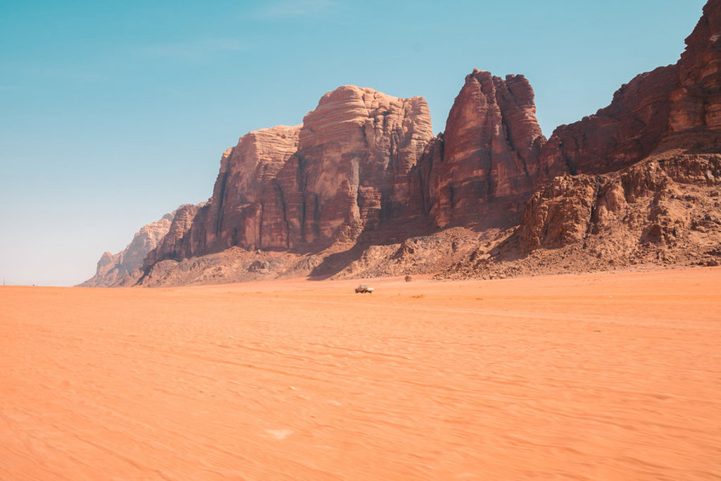Rode zandwoestijn met hoge rotsformaties in Jordanië tijdens een familiereis.