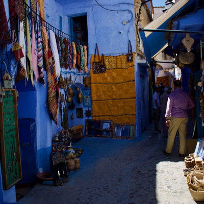 Blauwe steeg met souvenirwinkels en handgemaakte spullen in Chefchaouen, Marokko.