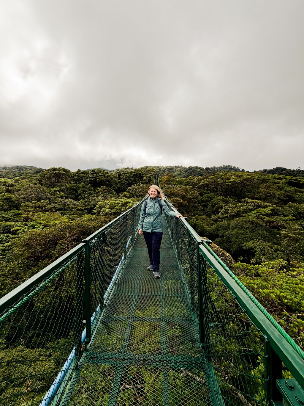 Reiziger op een hangbrug boven het nevelwoud in Costa Rica tijdens de groepsrondreis Costa Rica Hoogtepunten.