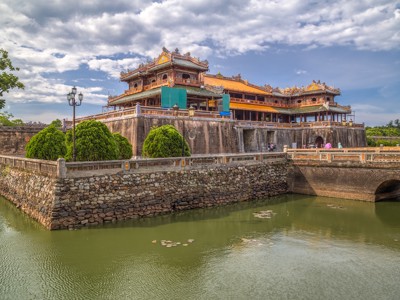 Keizerlijke Citadel in Hué met paleis en gracht, Vietnam.