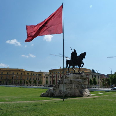 Standbeeld van Skanderbeg op het Skanderbegplein in Tirana, Albanië.