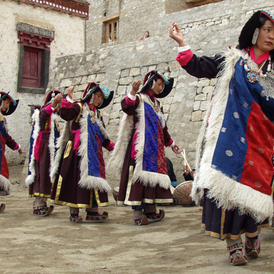 Traditionele dansers in Ladakh tijdens groepsrondreis India Spiti & Ladakh.