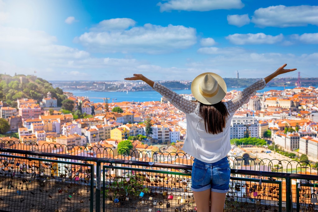Uitzicht over Lissabon en de Taag vanaf een uitkijkpunt, tijdens een 22-35ers reis Madeira & Portugal.